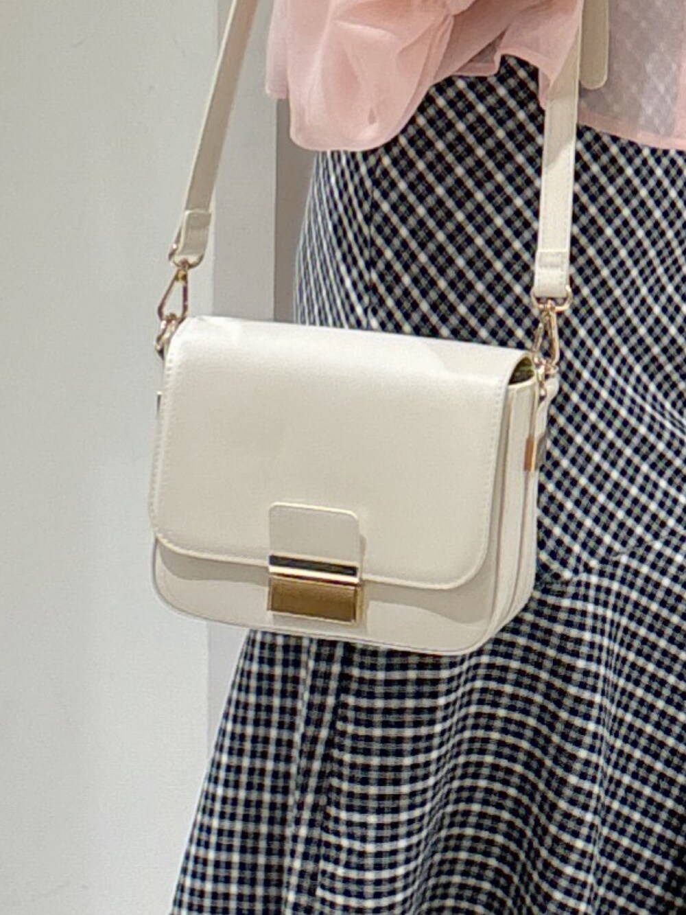 ブラック系のワンピース、ピンク系のシャツ/ブラウス、ブラウン系のサンダルを着用したレディースの春コーディネートの5枚目の写真