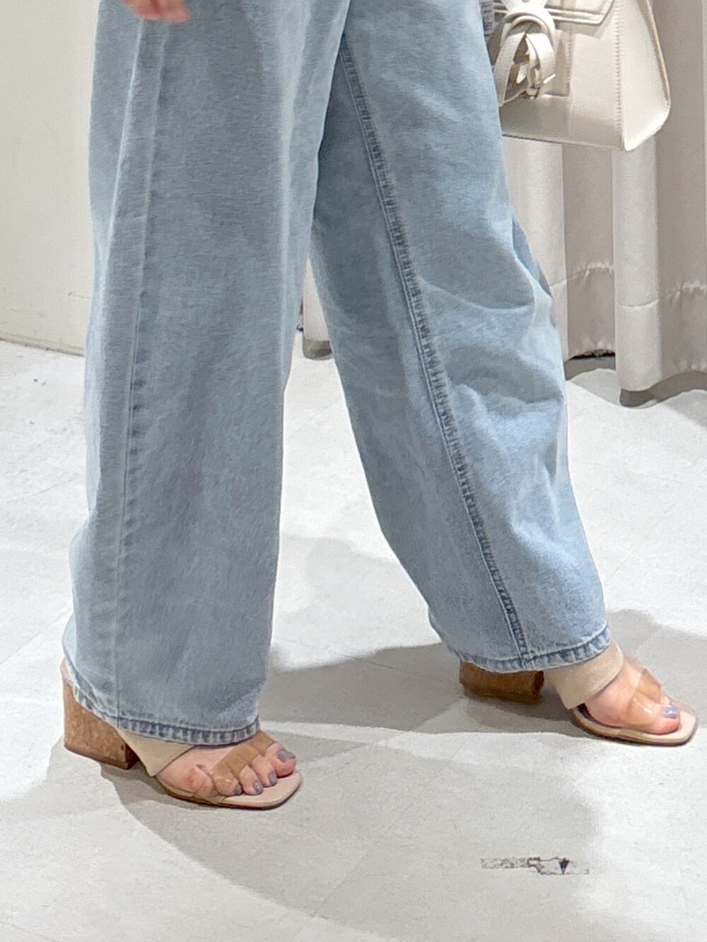 ブラック系のシャツ/ブラウス、ピンク系のニット/セーター、ブルー系のデニムパンツを着用したレディースの夏コーディネートの5枚目の写真