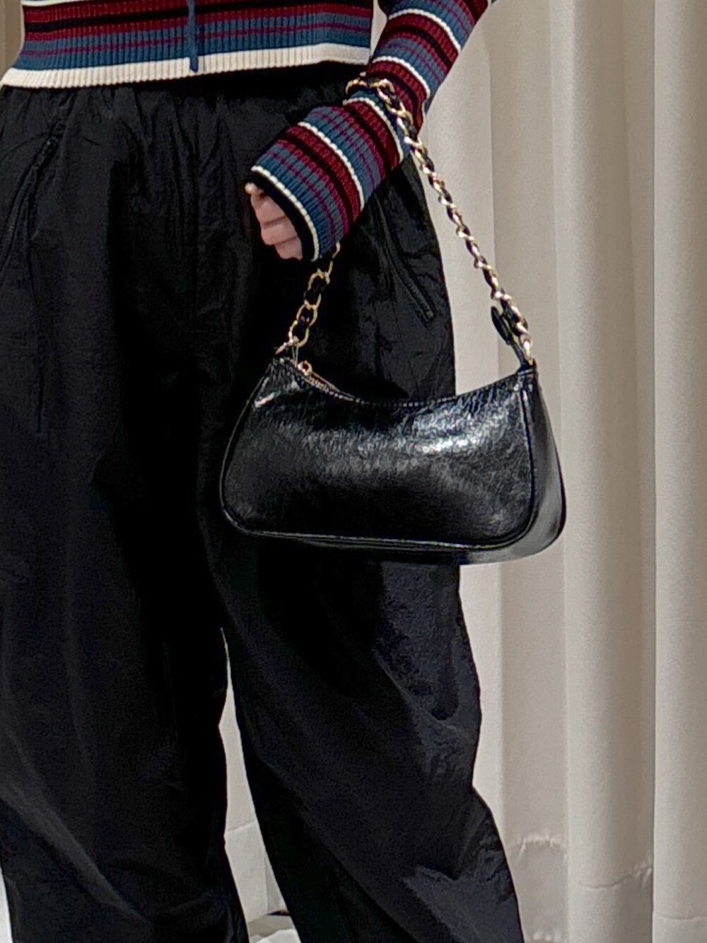 ブルー系のニット/セーター、ブラック系のトートバッグ、ベージュ系のブーツを着用したレディースの秋コーディネートの6枚目の写真