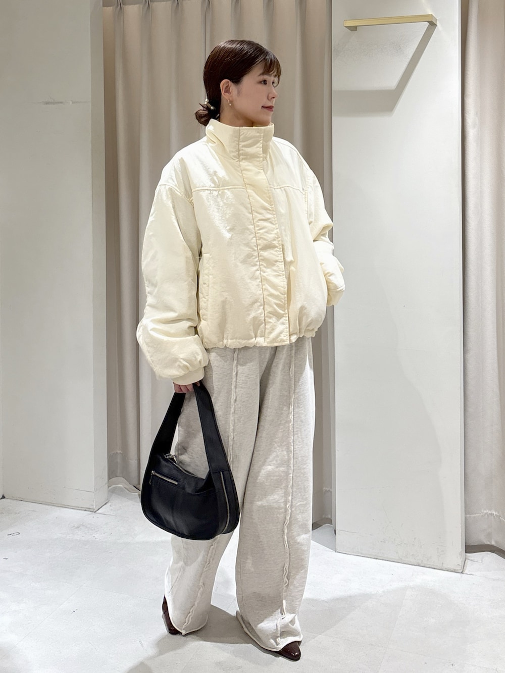 ブラック系のTシャツ/カットソー、ホワイト系のスウェットパンツ、ブラック系のハンドバッグを着用したレディースの秋コーディネートの5枚目の写真