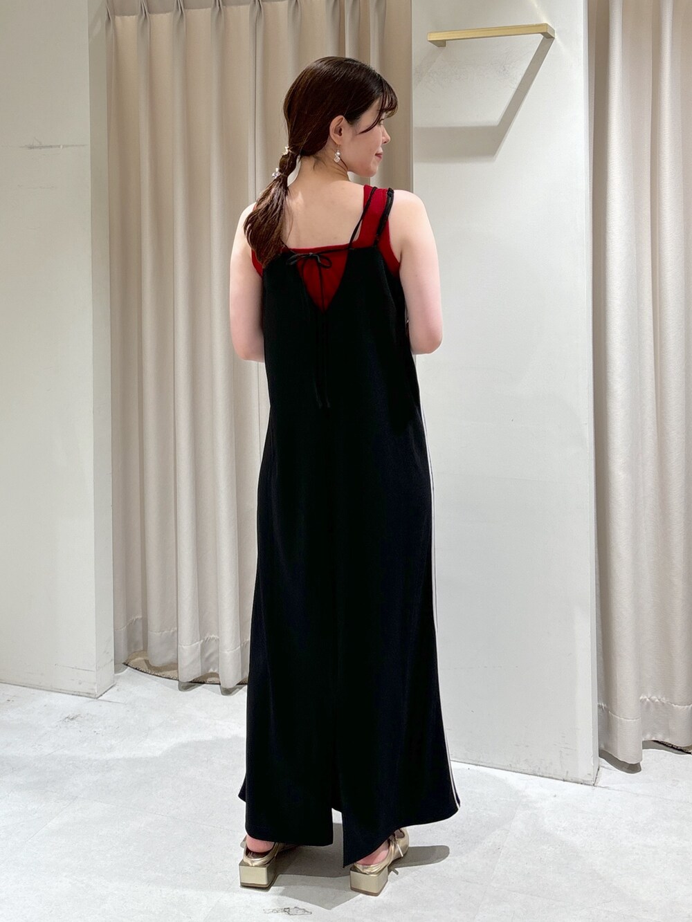 ブラック系のワンピース、レッド系のタンクトップ、ゴールド系のパンプスを着用したレディースの夏コーディネートの4枚目の写真