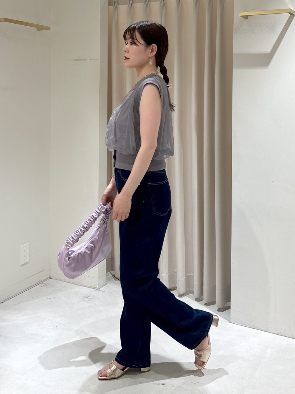 グレー系のベスト、ブルー系のデニムパンツ、ピンク系のシャツ/ブラウスを着用したレディースの夏コーディネートの3枚目の写真