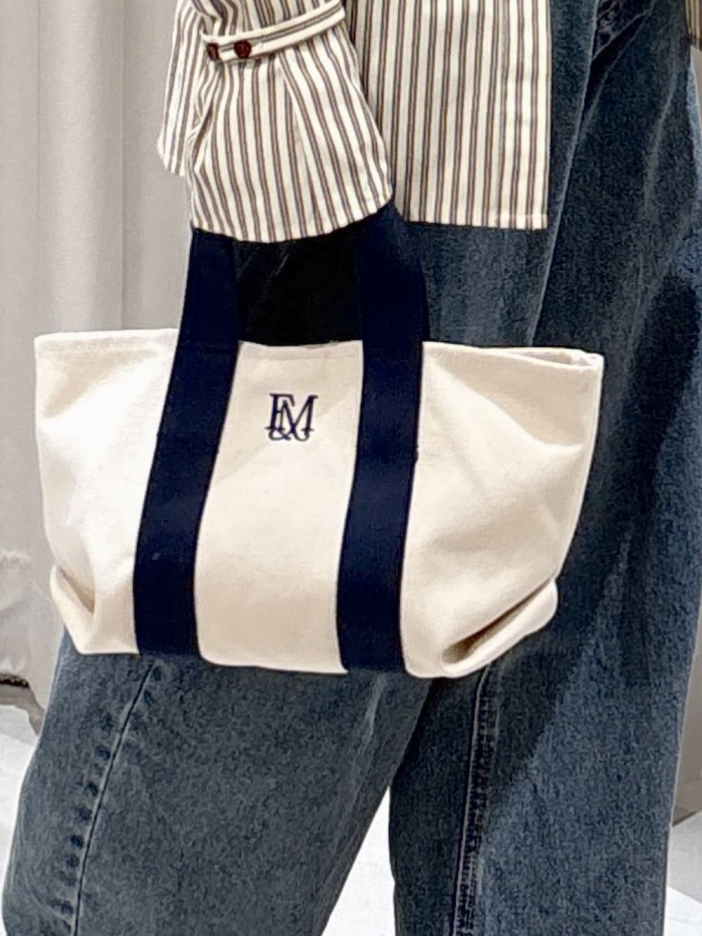 ブラック系のシャツ/ブラウス、ブラウン系のシャツ/ブラウス、ベージュ系のハンドバッグを着用したレディースの冬コーディネートの9枚目の写真