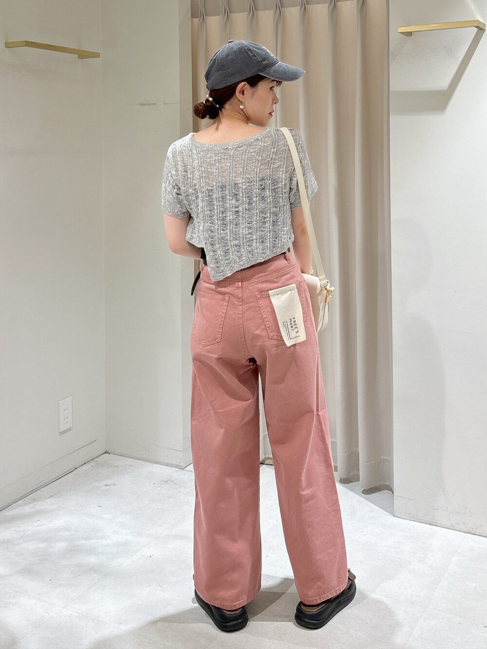 グレー系のニット/セーター、ブラック系のキャミソール、ピンク系のデニムパンツを着用したレディースの夏コーディネートの4枚目の写真