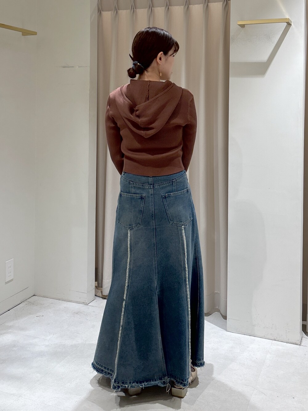 ブラウン系のパーカー、ブラック系のキャミソール、ピンク系のショルダーバッグを着用したレディースの春コーディネートの5枚目の写真