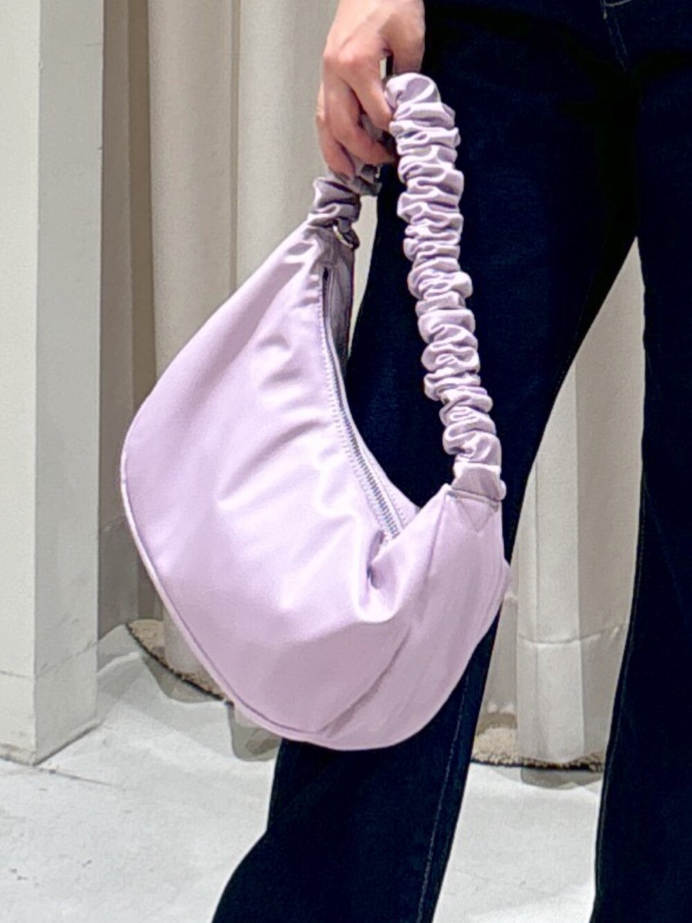 グレー系のベスト、ブルー系のデニムパンツ、ピンク系のシャツ/ブラウスを着用したレディースの夏コーディネートの5枚目の写真