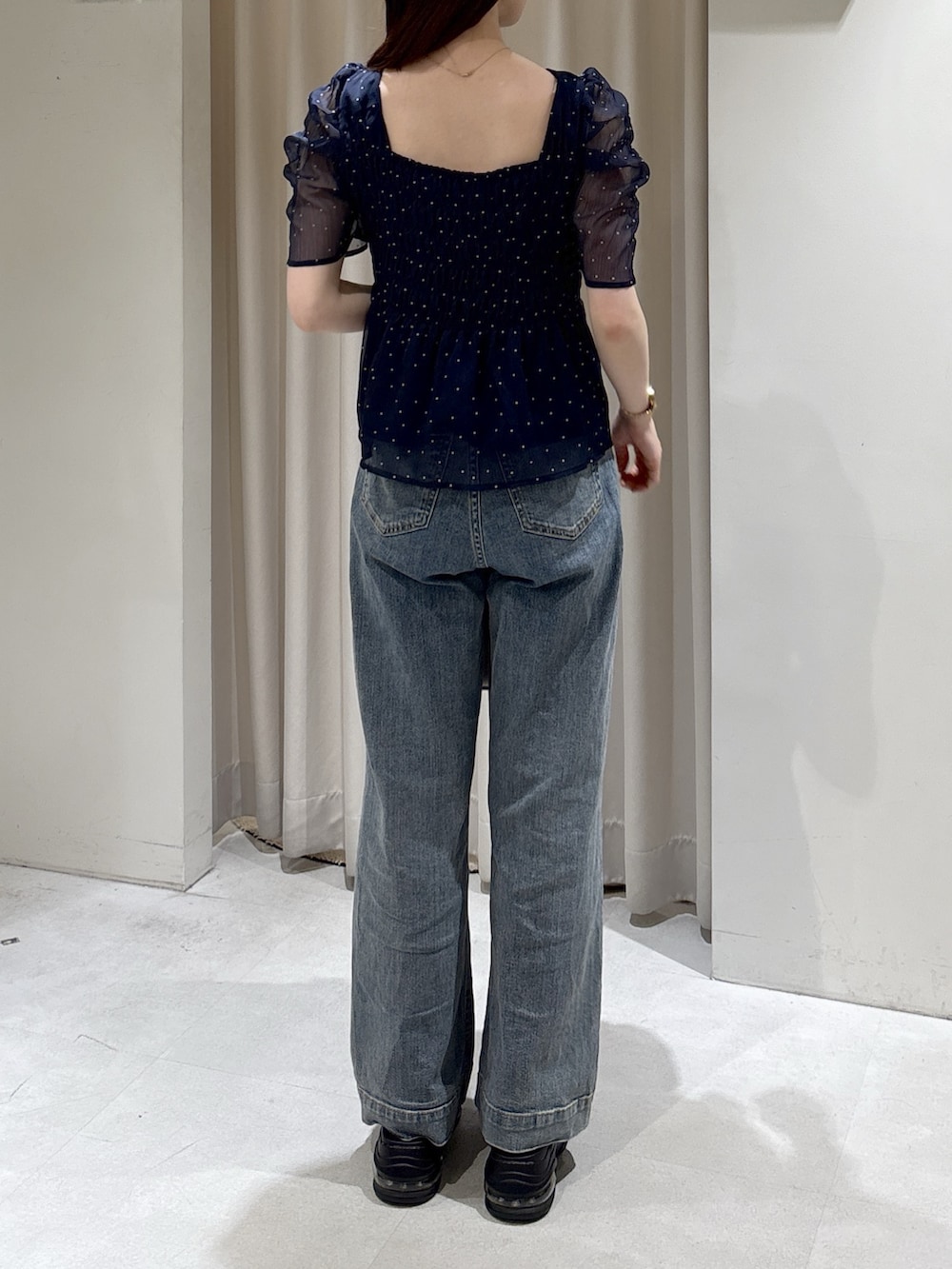 ブルー系のシャツ/ブラウス、ブルー系のデニムパンツ、ブラウン系のショルダーバッグを着用したレディースの夏コーディネートの4枚目の写真