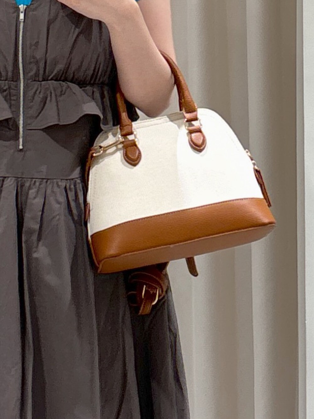 グレー系のワンピース、ブルー系のニット/セーター、ブラウン系のショルダーバッグを着用したレディースの夏コーディネートの7枚目の写真