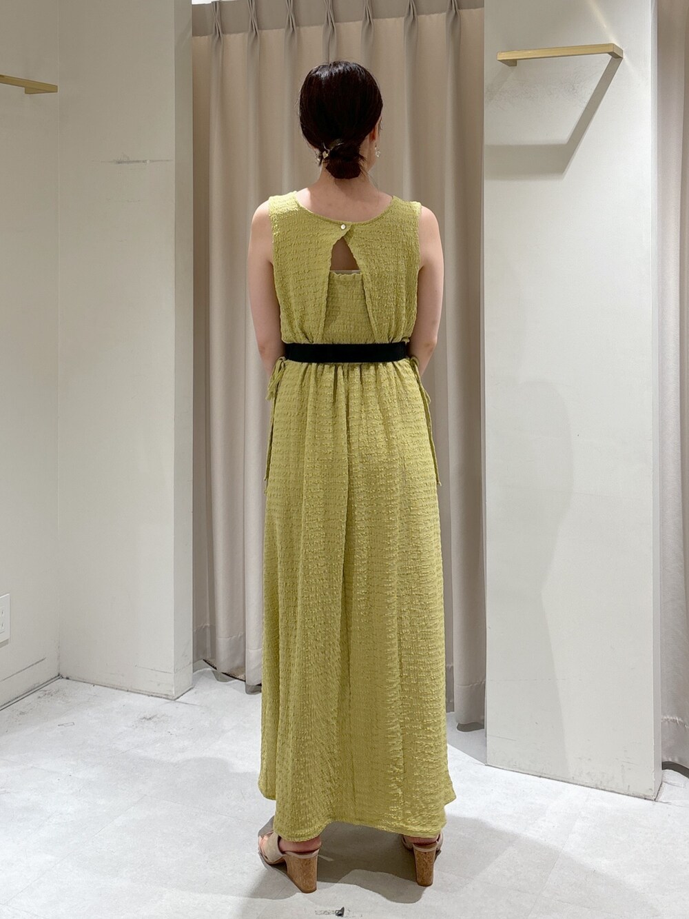 イエロー系のワンピース、ブラック系のショルダーバッグ、グレー系のサンダルを着用したレディースの夏コーディネートの6枚目の写真