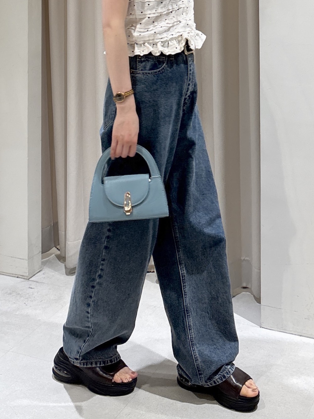 ホワイト系のTシャツ/カットソー、ブルー系のショルダーバッグ、ブルー系のデニムパンツを着用したレディースの夏コーディネートの3枚目の写真