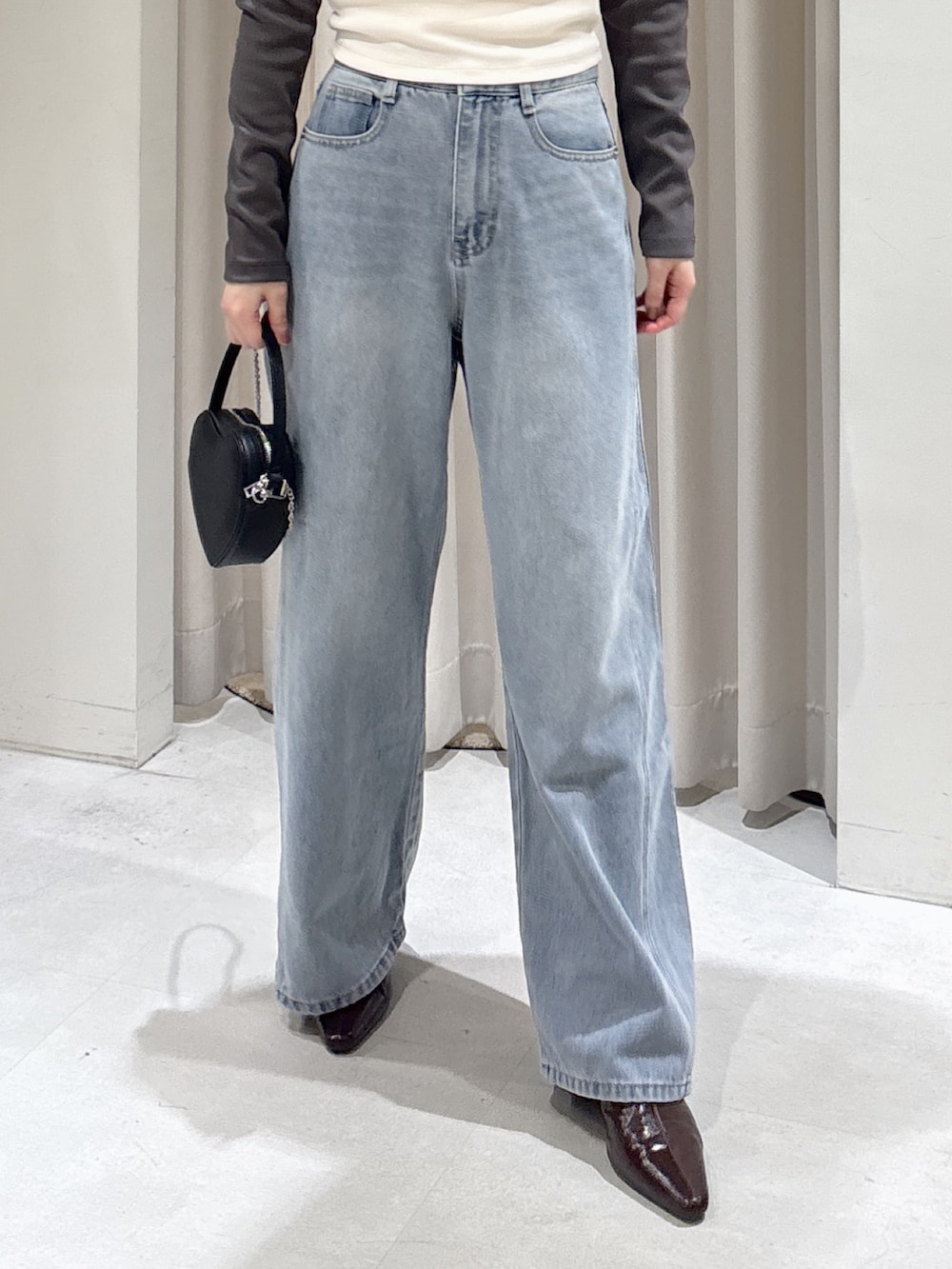 ホワイト系のシャツ/ブラウス、ホワイト系のTシャツ/カットソー、ベージュ系のトートバッグを着用したレディースの冬コーディネートの5枚目の写真