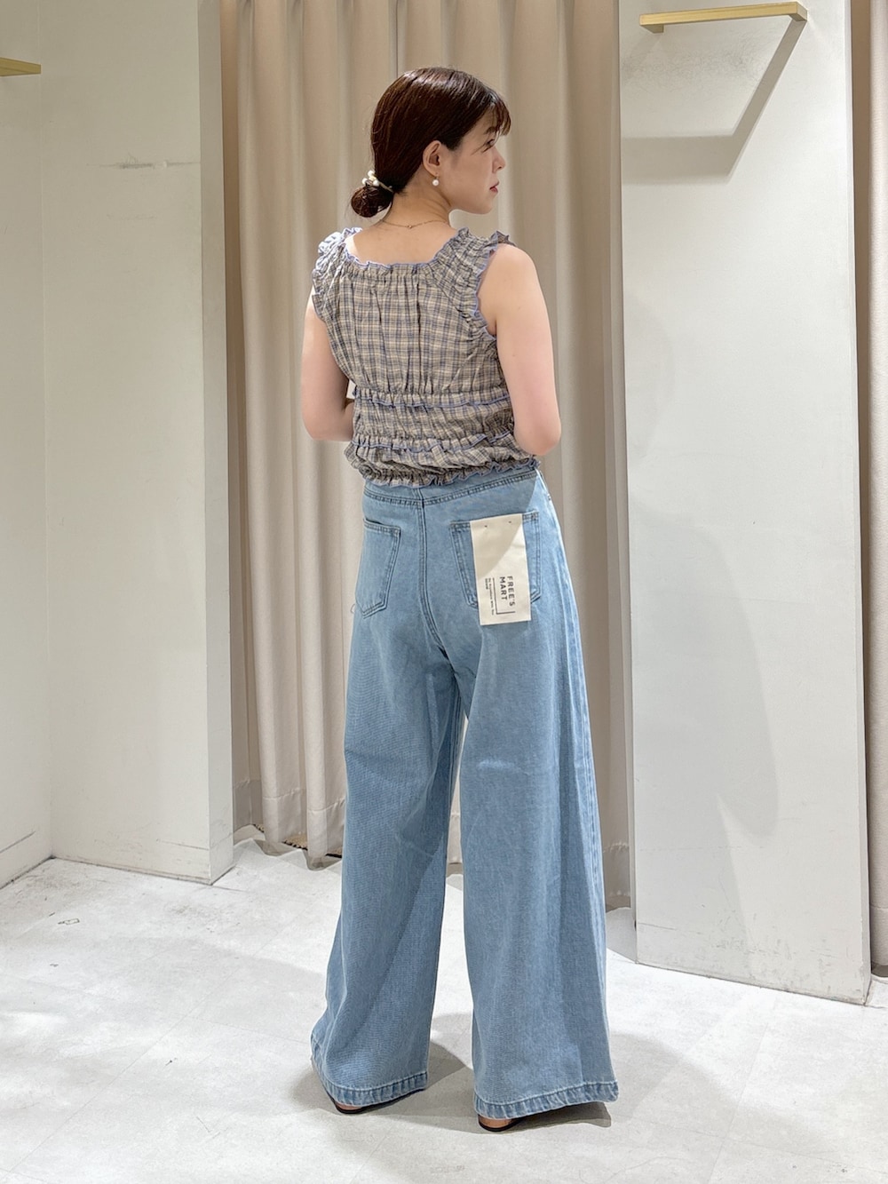 レッド系のシャツ/ブラウス、ブルー系のデニムパンツ、ブラック系のハンドバッグを着用したレディースの夏コーディネートの4枚目の写真