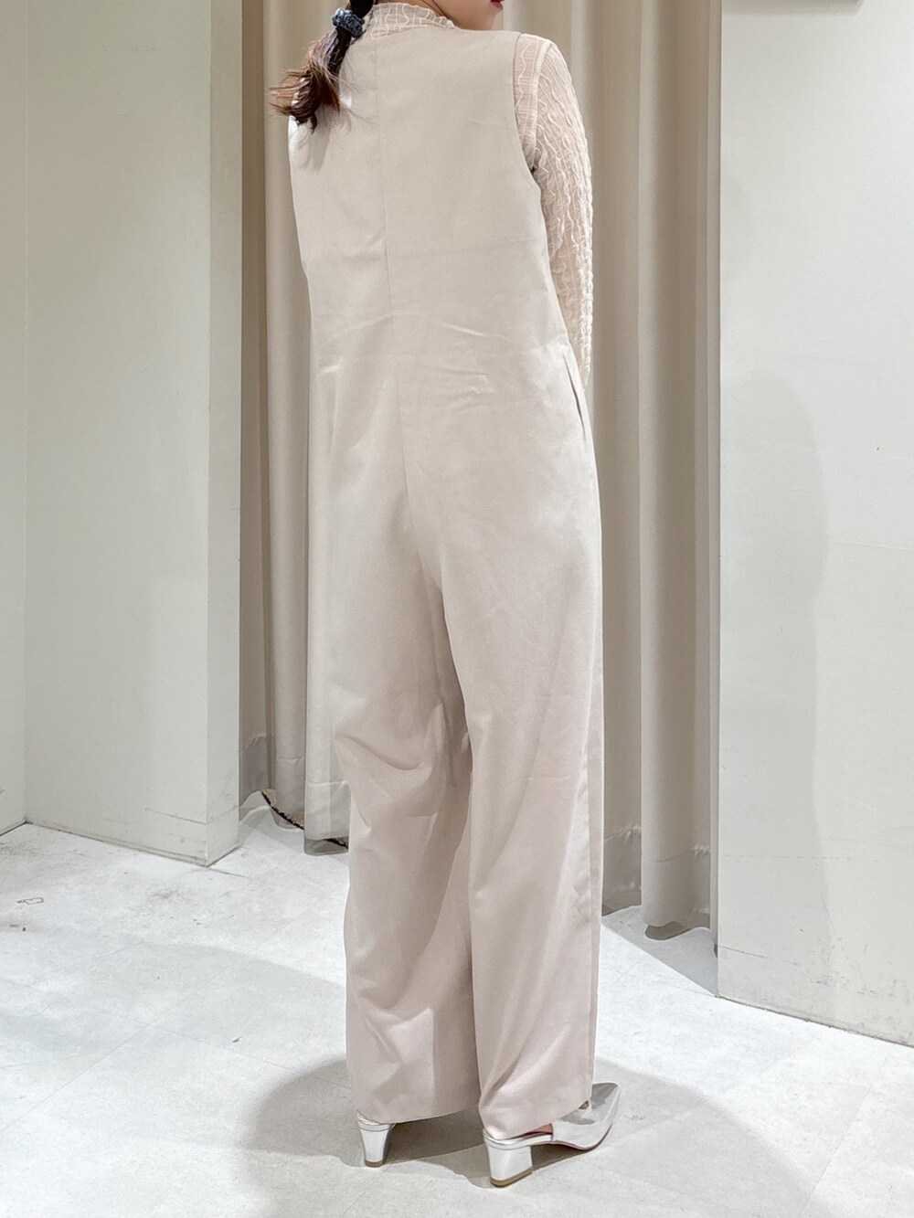 ベージュ系のつなぎ/オールインワン、ホワイト系のTシャツ/カットソー、ブラック系のショルダーバッグを着用したレディースの冬コーディネートの8枚目の写真