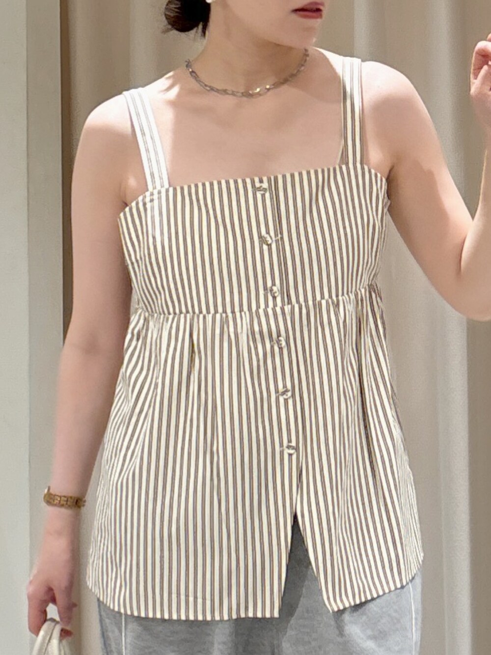 ブラウン系のシャツ/ブラウス、ホワイト系のトートバッグ、ブラウン系のサンダルを着用したレディースの夏コーディネートの2枚目の写真