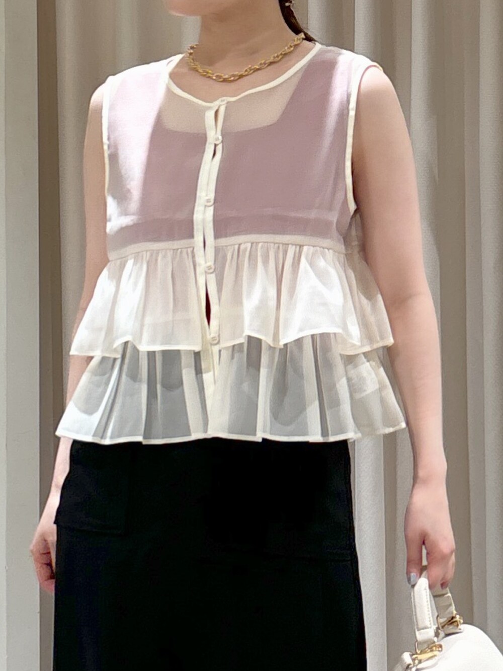 ホワイト系のシャツ/ブラウス、レッド系のタンクトップ、ホワイト系のショルダーバッグを着用したレディースの夏コーディネートの4枚目の写真