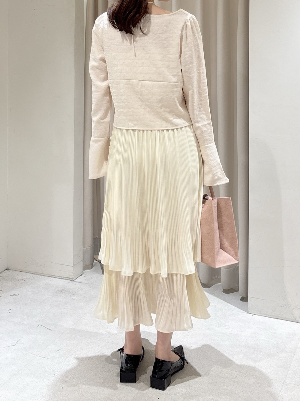 ホワイト系のシャツ/ブラウス、ピンク系のトートバッグ、ホワイト系のスカートを着用したレディースの春コーディネートの3枚目の写真