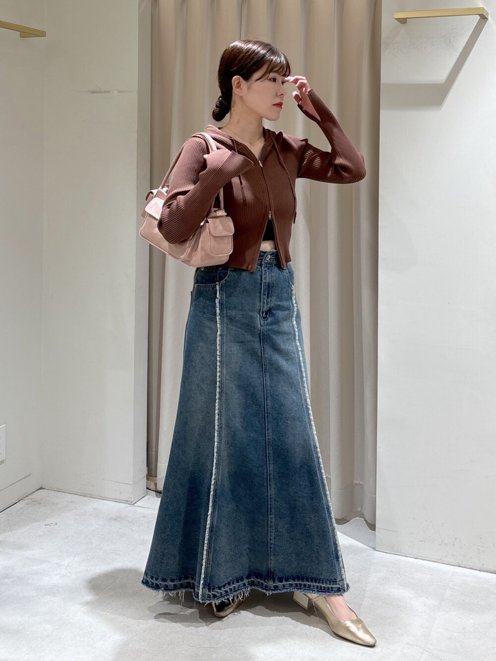 ブラウン系のパーカー、ブラック系のキャミソール、ピンク系のショルダーバッグを着用したレディースの春コーディネートの7枚目の写真