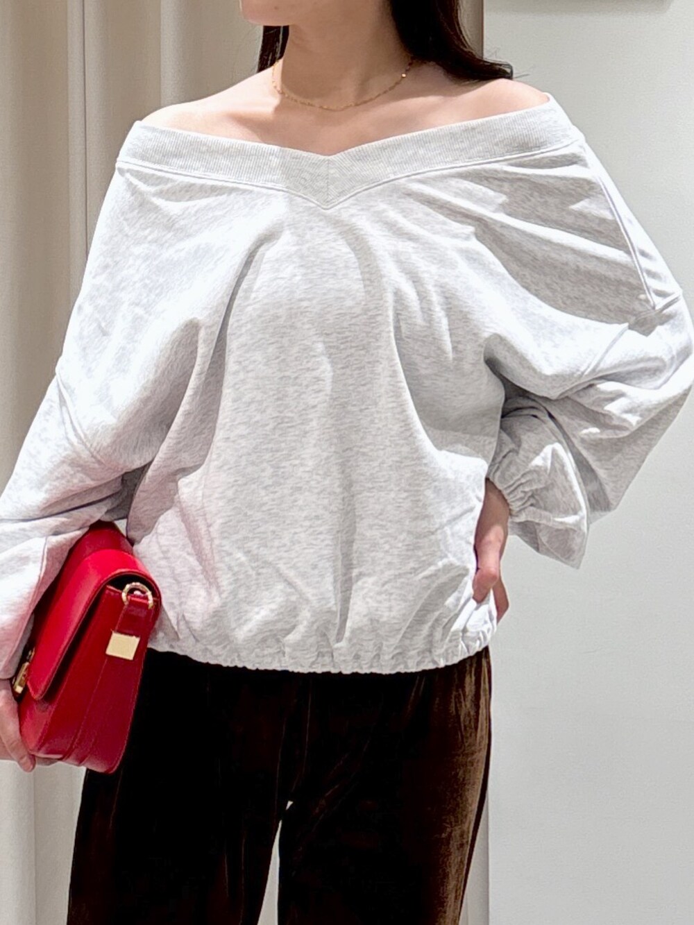 ホワイト系のスウェット、レッド系のハンドバッグ、ブラウン系のその他パンツを着用したレディースの秋コーディネートの4枚目の写真