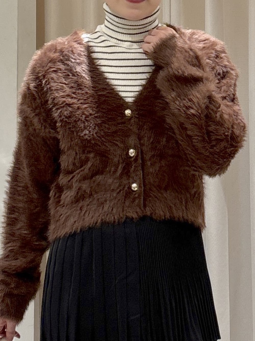 ブラウン系のニット/セーター、ホワイト系のニット/セーター、ホワイト系のトートバッグを着用したレディースの秋コーディネートの4枚目の写真