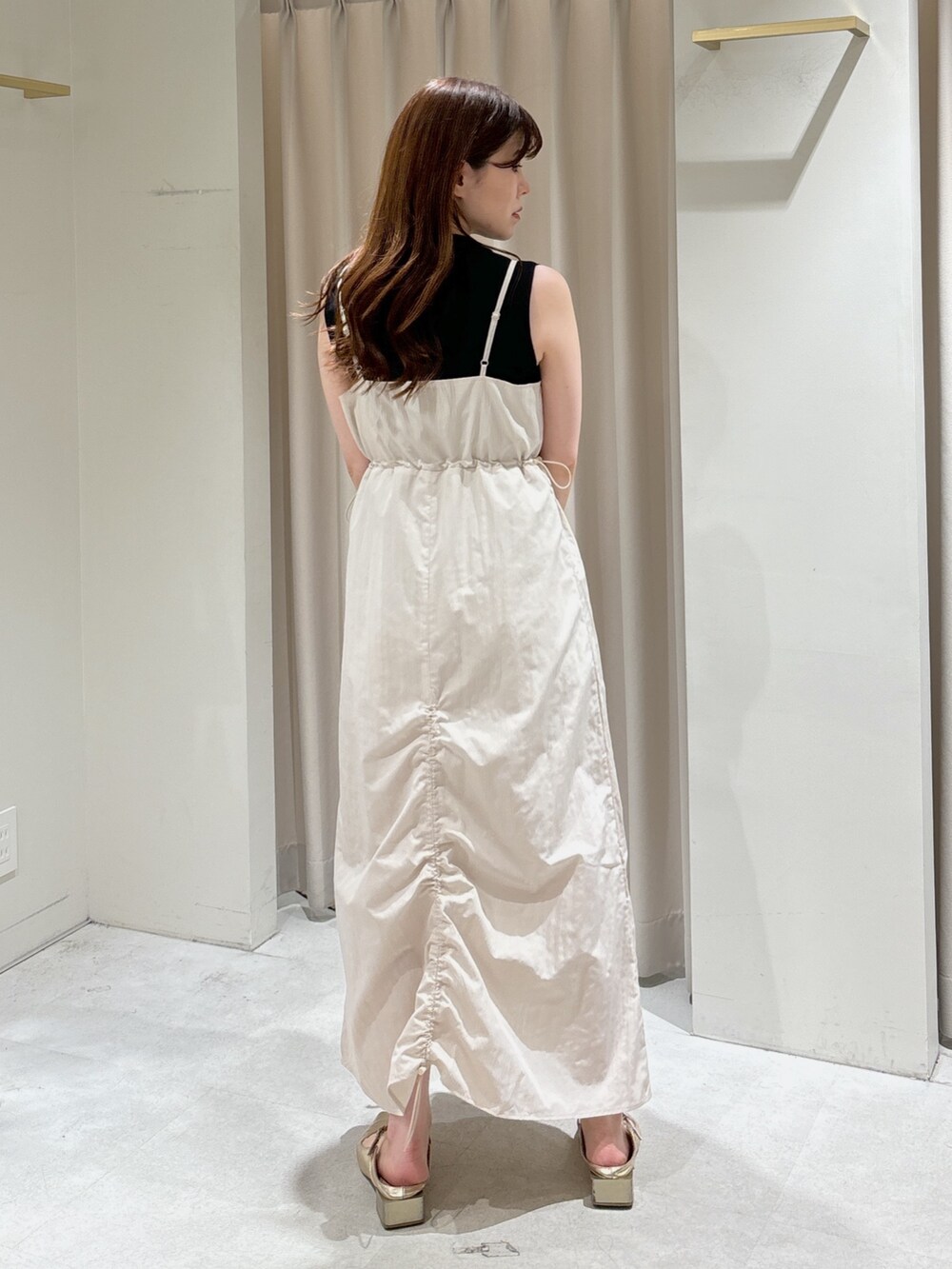 ホワイト系のワンピース、ブラック系のショルダーバッグ、ブラック系のニット/セーターを着用したレディースの春コーディネートの6枚目の写真