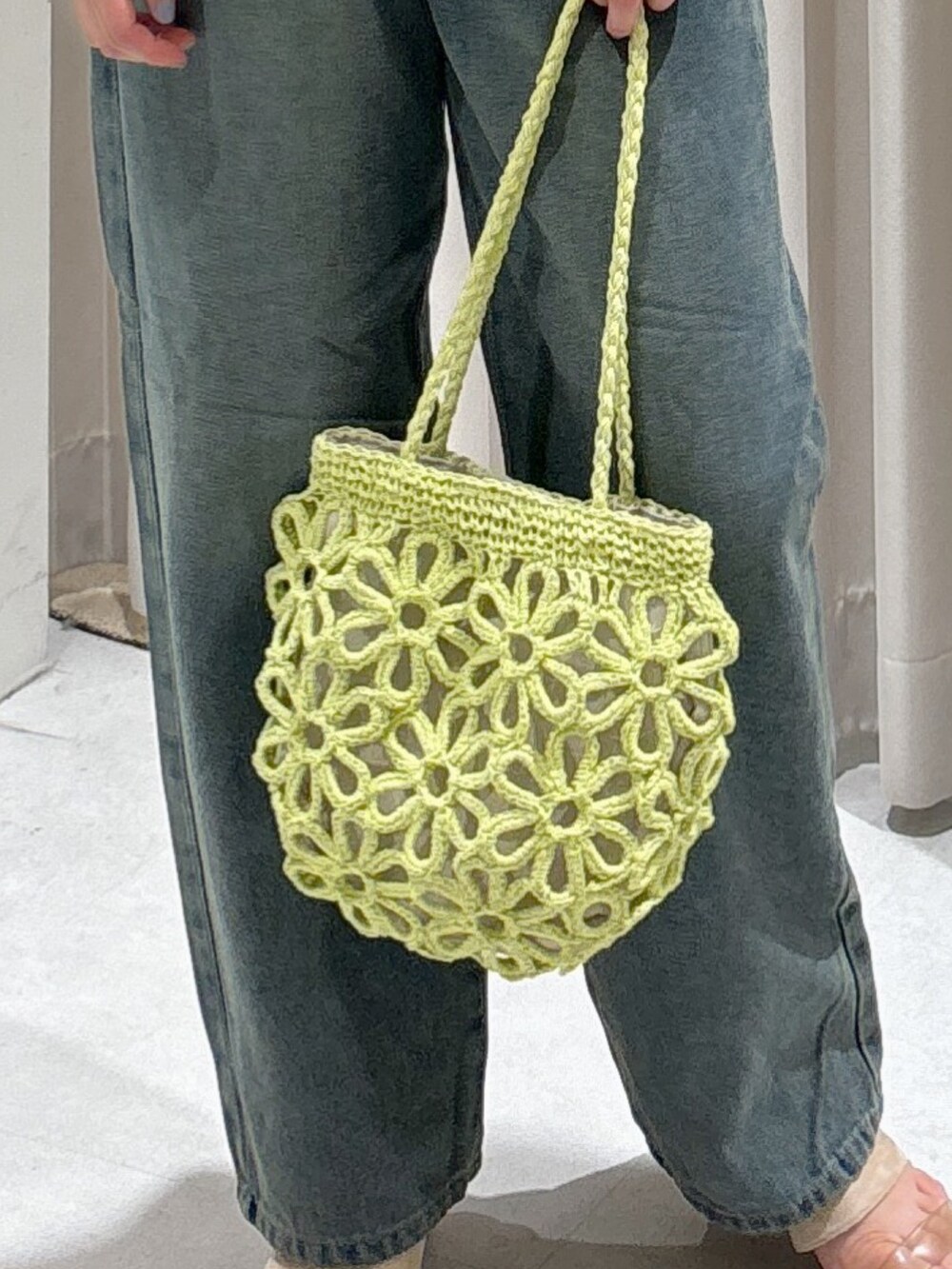 ホワイト系のシャツ/ブラウス、ブルー系のデニムパンツ、グレー系のサンダルを着用したレディースの夏コーディネートの5枚目の写真