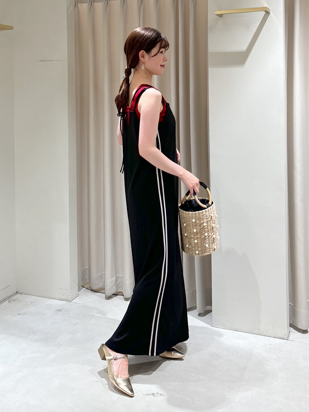 ブラック系のワンピース、レッド系のタンクトップ、ゴールド系のパンプスを着用したレディースの夏コーディネートの3枚目の写真