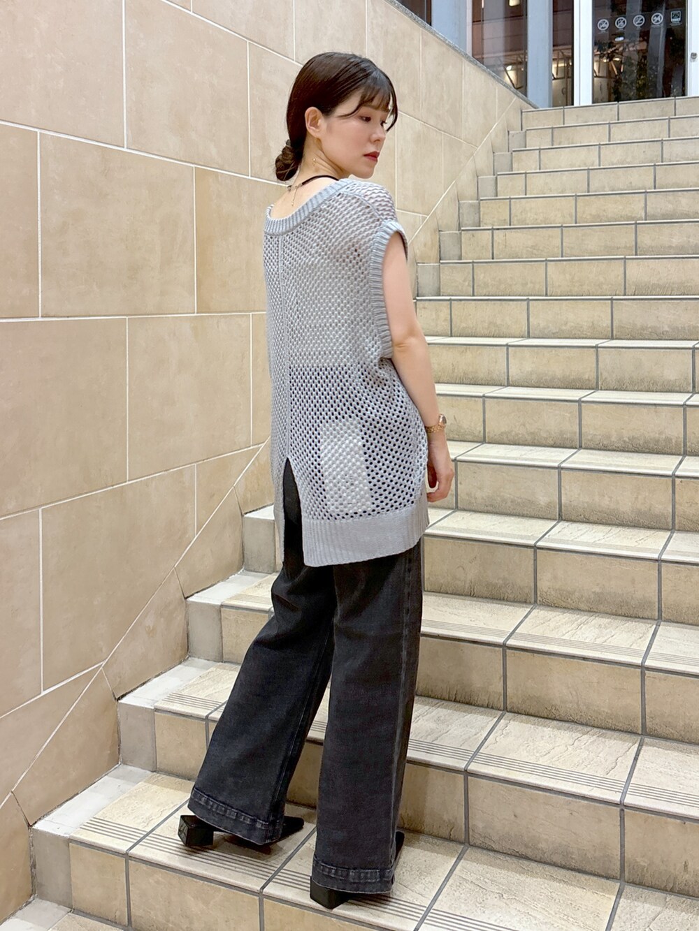 グレー系のニット/セーター、ホワイト系のキャミソール、グリーン系のショルダーバッグを着用したレディースの夏コーディネートの5枚目の写真