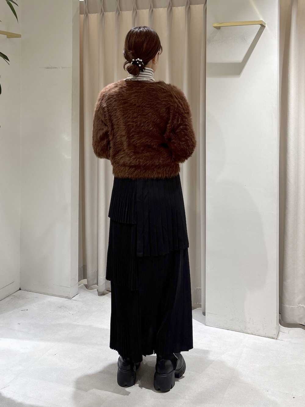 ブラウン系のニット/セーター、ホワイト系のニット/セーター、ホワイト系のトートバッグを着用したレディースの秋コーディネートの3枚目の写真