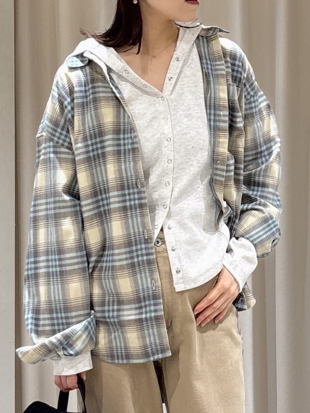 ブルー系のシャツ/ブラウス、ホワイト系のTシャツ/カットソー、ブラック系のバックパック/リュックを着用したレディースの秋コーディネートの4枚目の写真