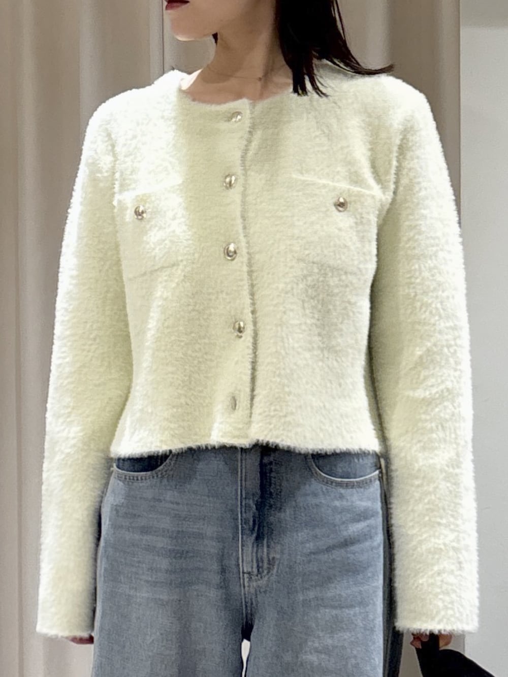 イエロー系のニット/セーター、ブルー系のデニムパンツ、ブラック系のバックパック/リュックを着用したレディースの秋コーディネートの5枚目の写真