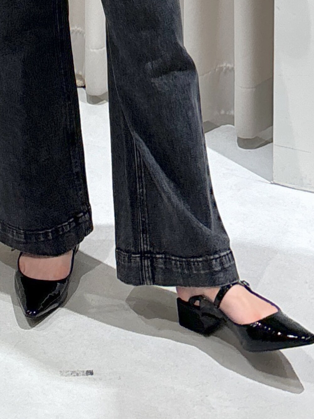 ホワイト系のTシャツ/カットソー、ブラック系のキャミソール、ブラック系のデニムパンツを着用したレディースの秋コーディネートの4枚目の写真