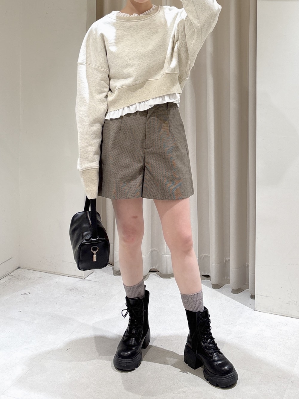 ホワイト系のTシャツ/カットソー、ベージュ系のその他パンツ、ブラック系のハンドバッグを着用したレディースの冬コーディネートの2枚目の写真