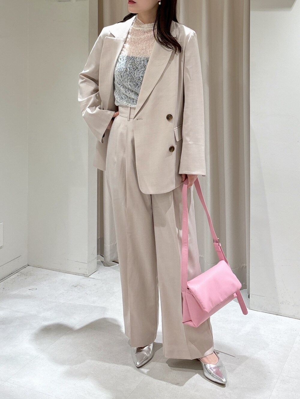 ブラウン系のテーラードジャケット、ホワイト系のTシャツ/カットソー、ブラック系のキャミソールを着用したレディースの春コーディネートの3枚目の写真