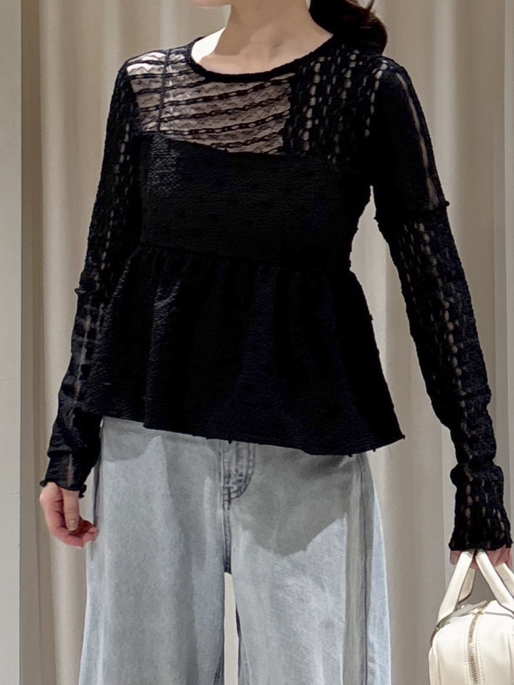 ブラック系のシャツ/ブラウス、ブラック系のTシャツ/カットソー、ホワイト系のボストンバッグを着用したレディースの春コーディネートの4枚目の写真