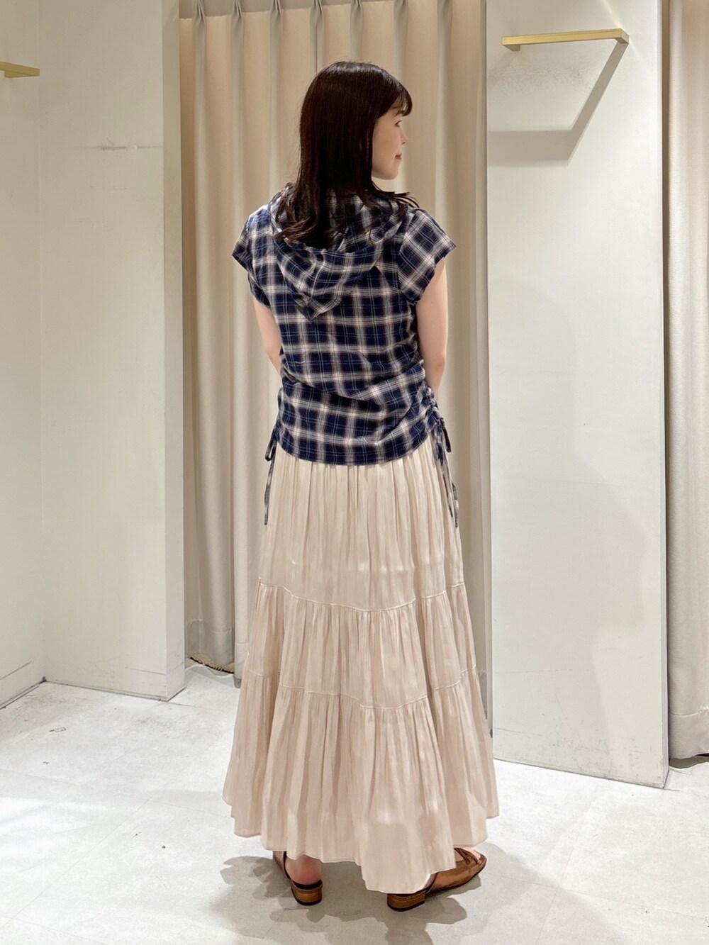 ブルー系のシャツ/ブラウス、ホワイト系のスカート、ホワイト系のトートバッグを着用したレディースの夏コーディネートの3枚目の写真