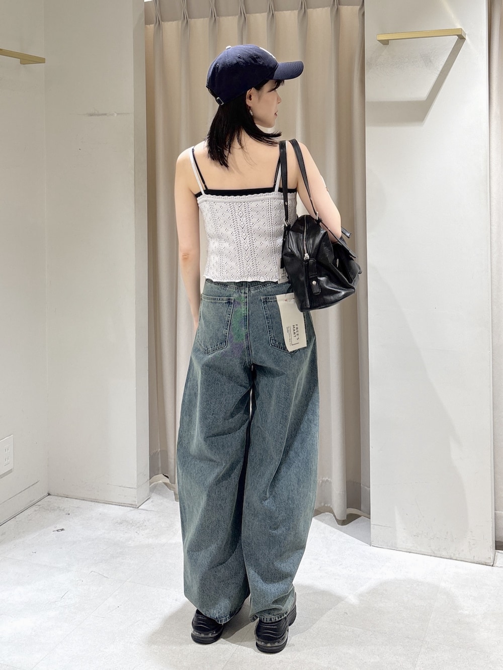 パープル系のニット/セーター、ホワイト系のTシャツ/カットソー、ホワイト系のハンドバッグを着用したレディースの夏コーディネートの5枚目の写真