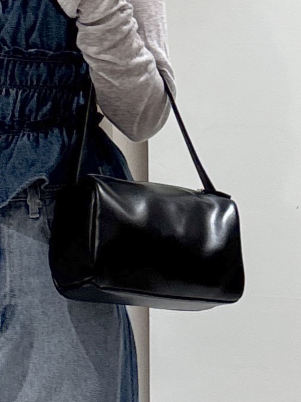 ブルー系のシャツ/ブラウス、ブルー系のその他パンツ、ブラック系のハンドバッグを着用したレディースの春コーディネートの6枚目の写真