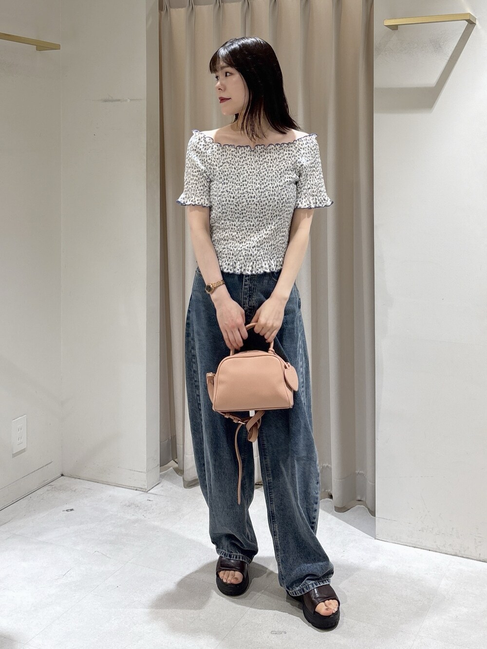 ホワイト系のTシャツ/カットソー、ブルー系のデニムパンツ、ピンク系のボストンバッグを着用したレディースの夏コーディネートの5枚目の写真