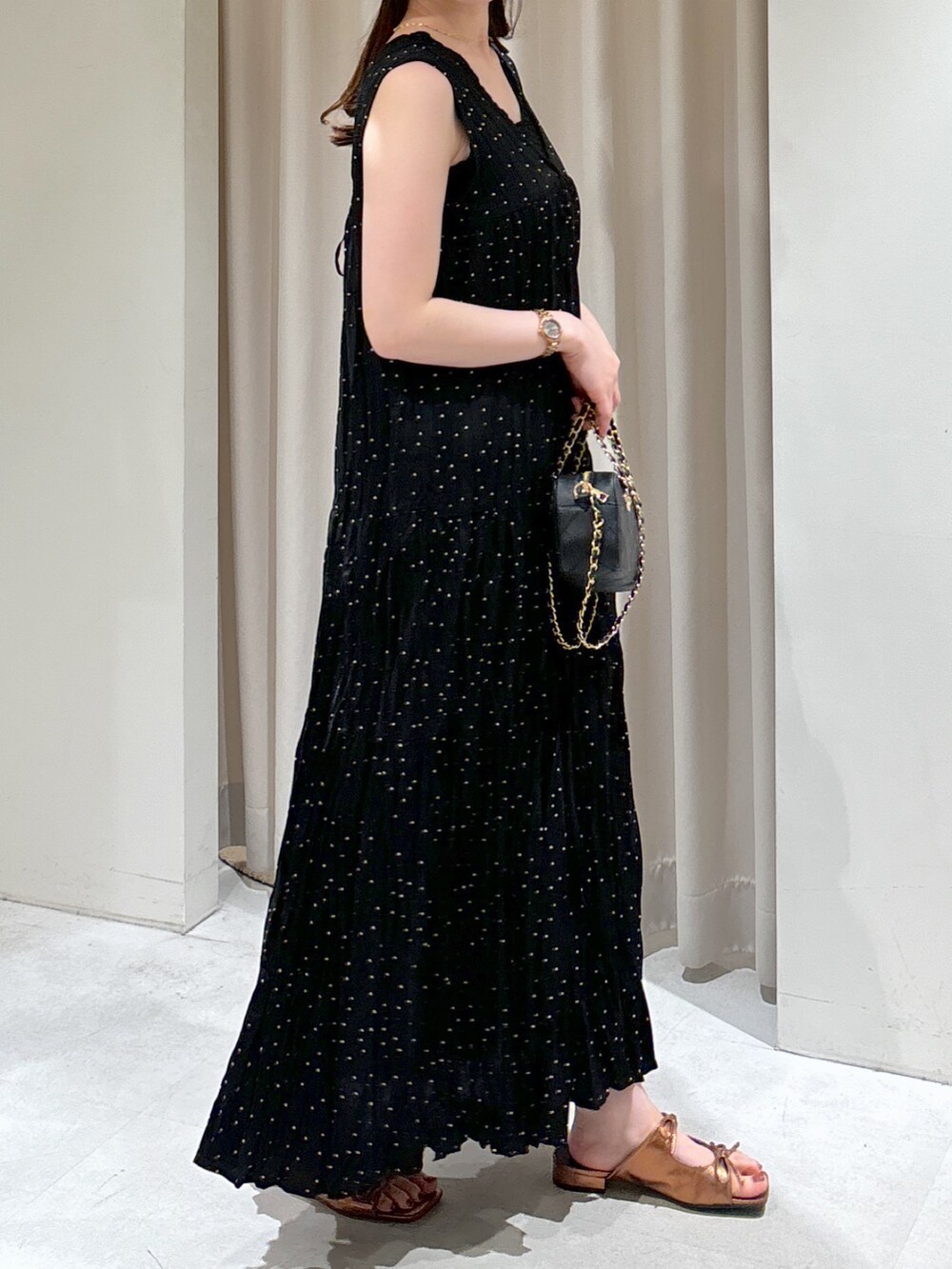 ブラック系のワンピース、ブラック系のキャミソール、ブラック系のタンクトップを着用したレディースの夏コーディネートの8枚目の写真