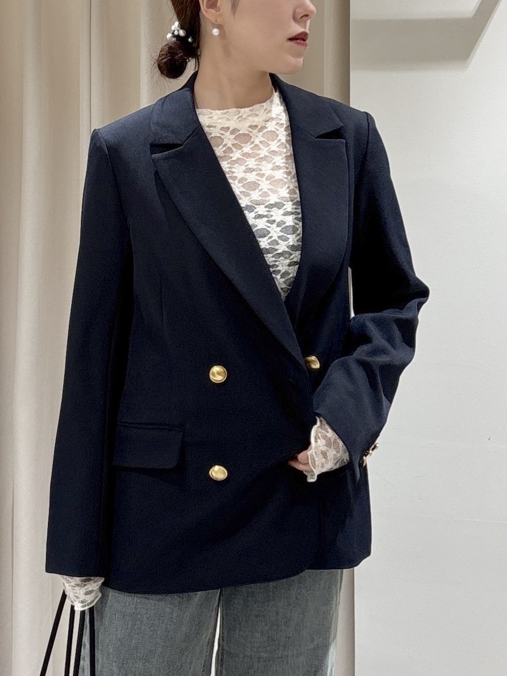 ブルー系のテーラードジャケット、ホワイト系のTシャツ/カットソー、ブルー系のデニムパンツを着用したレディースの冬コーディネートの3枚目の写真