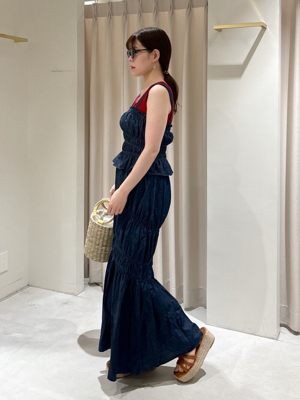 ブルー系のワンピース、レッド系のタンクトップ、イエロー系のかごバッグを着用したレディースの夏コーディネートの7枚目の写真