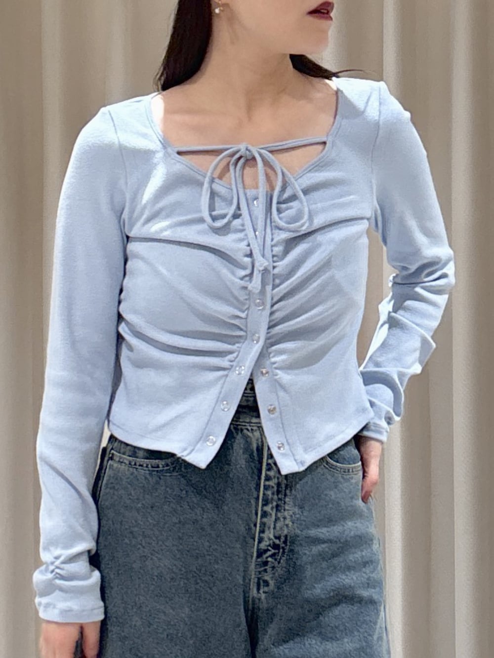 ブルー系のTシャツ/カットソー、ブルー系のデニムパンツ、ブラウン系のパンプスを着用したレディースの冬コーディネートの2枚目の写真