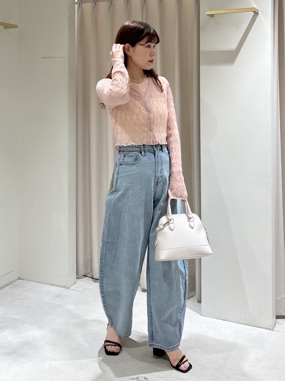 ホワイト系のキャミソール、ピンク系のカーディガン/ボレロ、ホワイト系のショルダーバッグを着用したレディースの春コーディネートの2枚目の写真