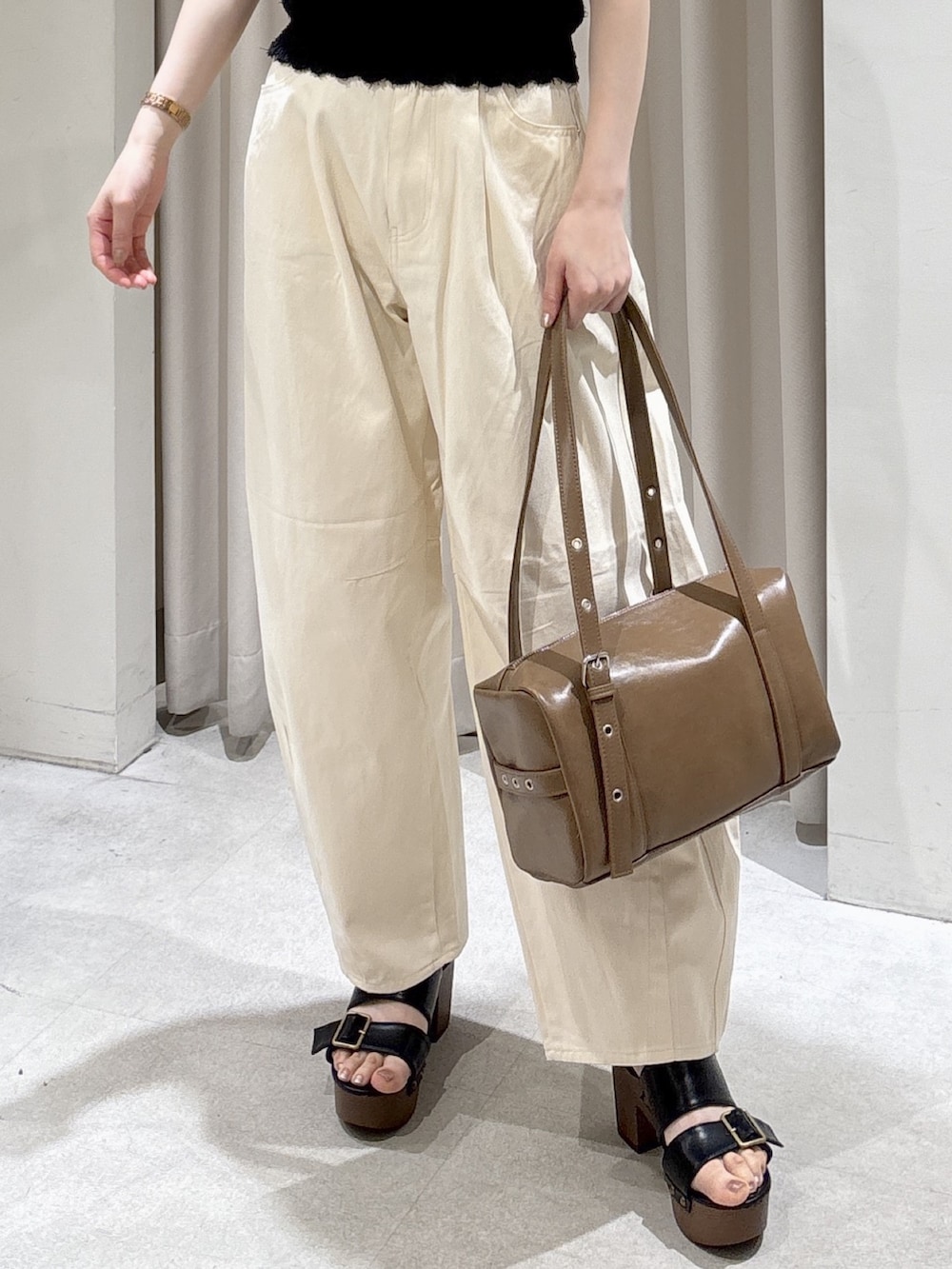 ブラック系のニット/セーター、グリーン系のニット/セーター、ホワイト系のニット/セーターを着用したレディースの春コーディネートの7枚目の写真