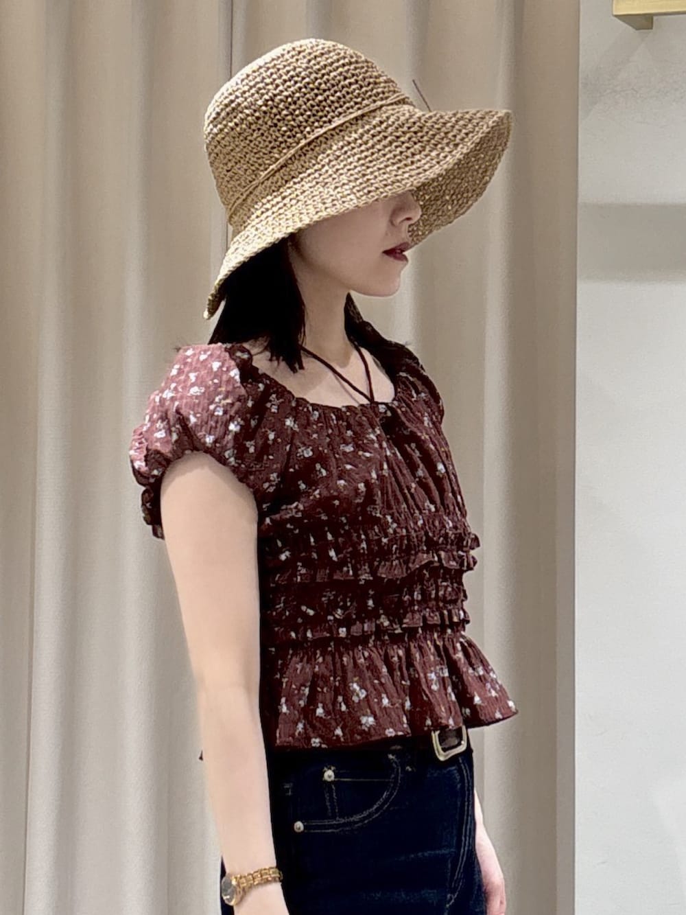 ブラウン系のシャツ/ブラウス、ブルー系のデニムパンツ、ブラック系のハンドバッグを着用したレディースの春コーディネートの4枚目の写真