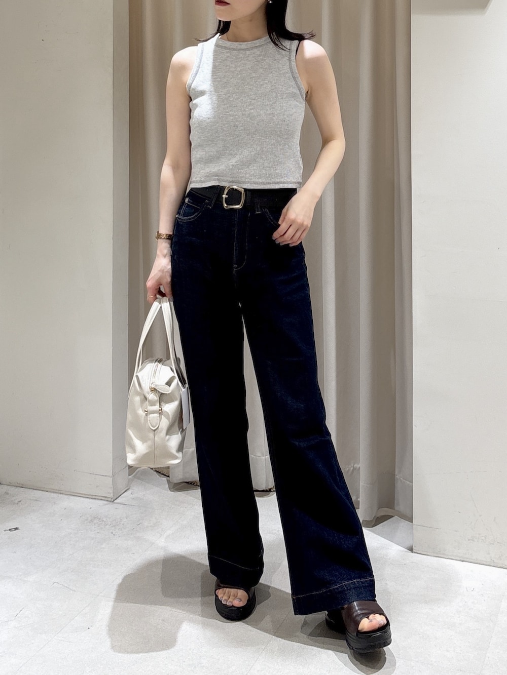 イエロー系のシャツ/ブラウス、グレー系のTシャツ/カットソー、ブラウン系のサンダルを着用したレディースの夏コーディネートの4枚目の写真
