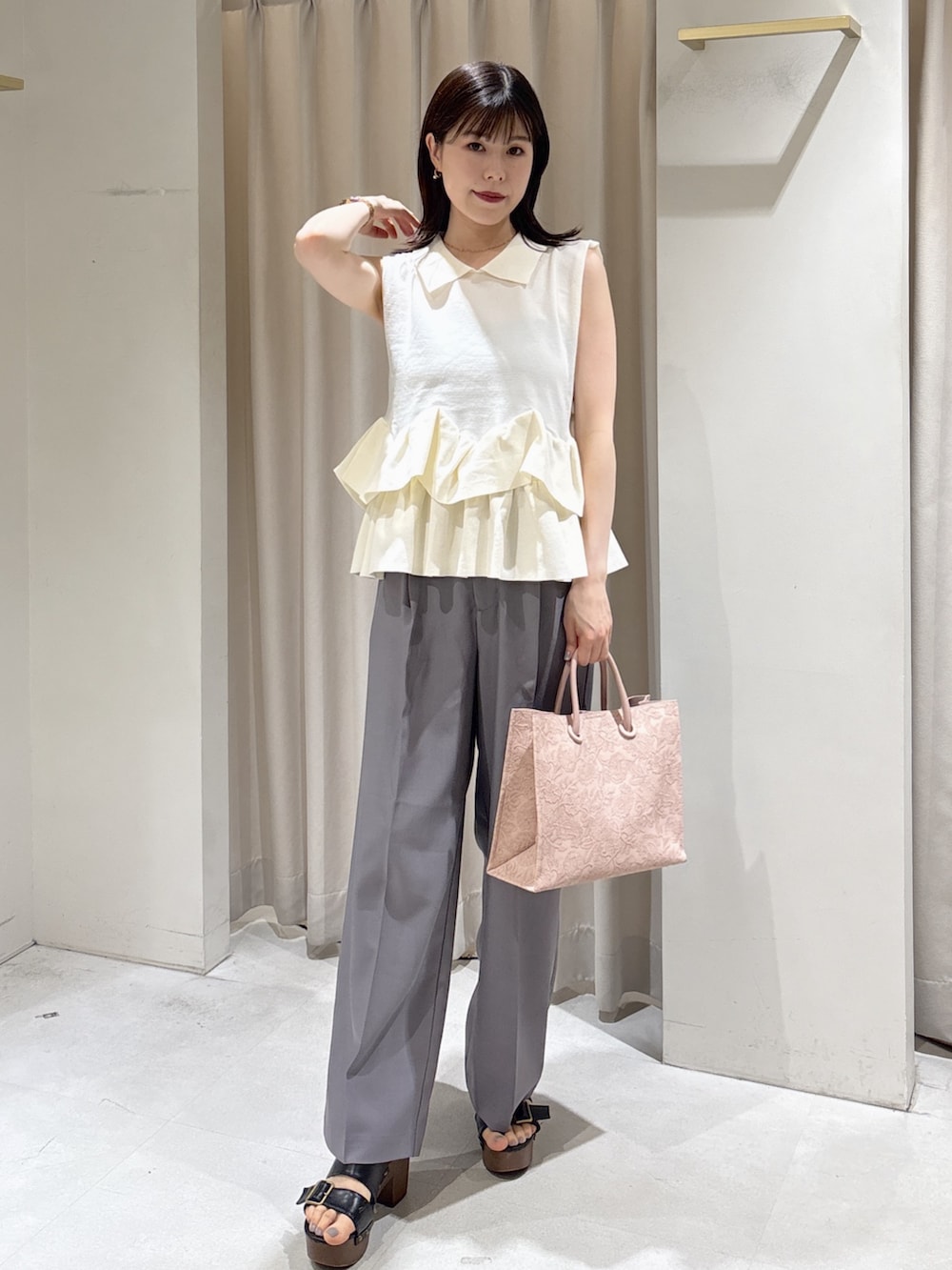 ホワイト系のニット/セーター、ピンク系のトートバッグ、ブラック系のサンダルを着用したレディースの夏コーディネートの4枚目の写真