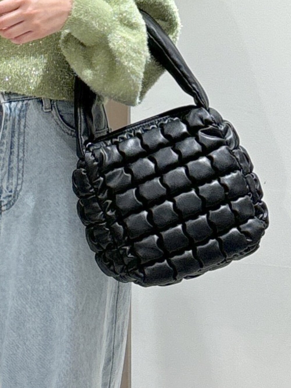 グリーン系のカーディガン/ボレロ、ブルー系のデニムパンツ、ブラック系のハンドバッグを着用したレディースの秋コーディネートの8枚目の写真