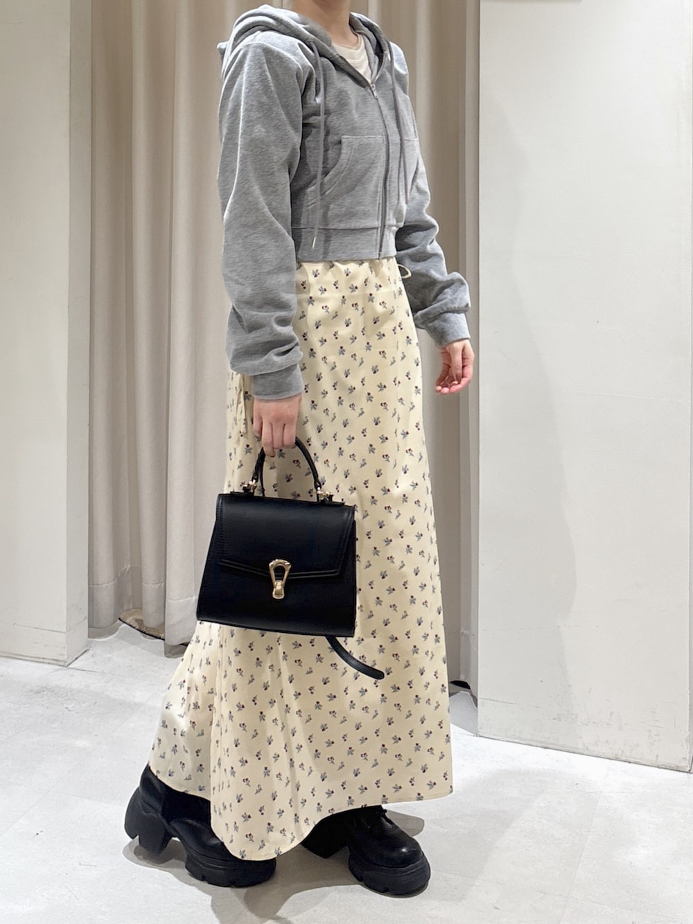 グレー系のTシャツ/カットソー、ホワイト系のワンピース、ホワイト系のTシャツ/カットソーを着用したレディースの冬コーディネートの2枚目の写真