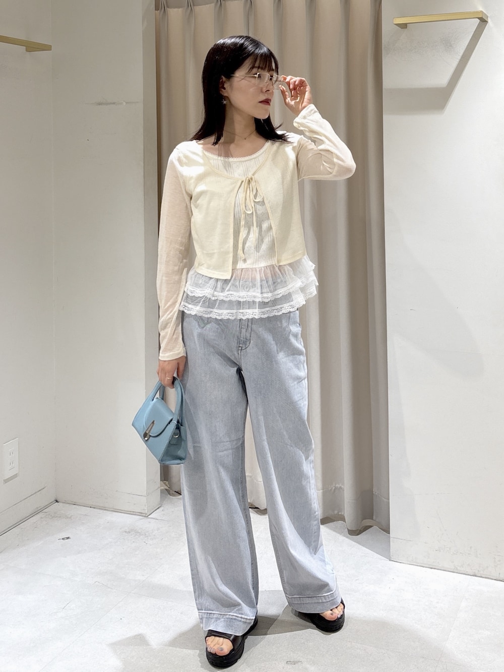 ホワイト系のTシャツ/カットソー、ブルー系のデニムパンツ、ブルー系のショルダーバッグを着用したレディースの夏コーディネートの5枚目の写真